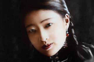 Poslední čínská císařovna Wanrong. Zemřela hlady v kaluži vlastní moči - Médium.cz