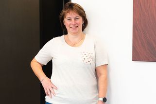 Proměna čtenářky Marty: Padesátku chce oslavit s novou vizáží. Odlehčený účes ji omladil a samet dodal eleganci - Proženy.cz