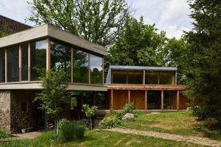 Dům na svahu nad řekou Sázavou