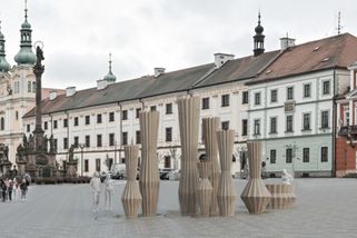 Ještě nestojí, a už se o ní vedou bouřlivé diskuse. Návrhu kašny v Hradci Králové lidé přezdívají Sousoší džbánů - Novinky