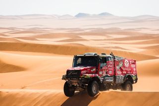 Konec české nadvlády mezi dakarskými kamiony. Loprais skončil celkově druhý