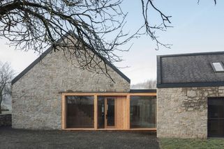 Dům na samotě: Ze staré venkovské usedlosti vzniklo úchvatné bydlení - Proženy.cz