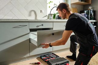 Dělám hodinového manžela 10 let. Stále se nestačím divit, na co všechno si mě (zejména dámy) volají