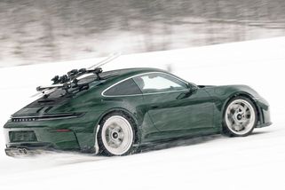 Klouzání s Porsche na sněhu a ledu: Taycan nebo Cayenne dokážou tančit stejně ladně jako ikonická 911 - Garáž.cz
