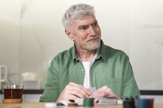 Řekl, že si důchod zasloužil. Na účtu měl miliony a chtěl příspěvek na bydlení - Médium.cz