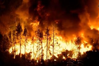 U Prahy stále hoří pětimetrová skládka odpadu, vyhlášen je zvláštní stupeň - Novinky
