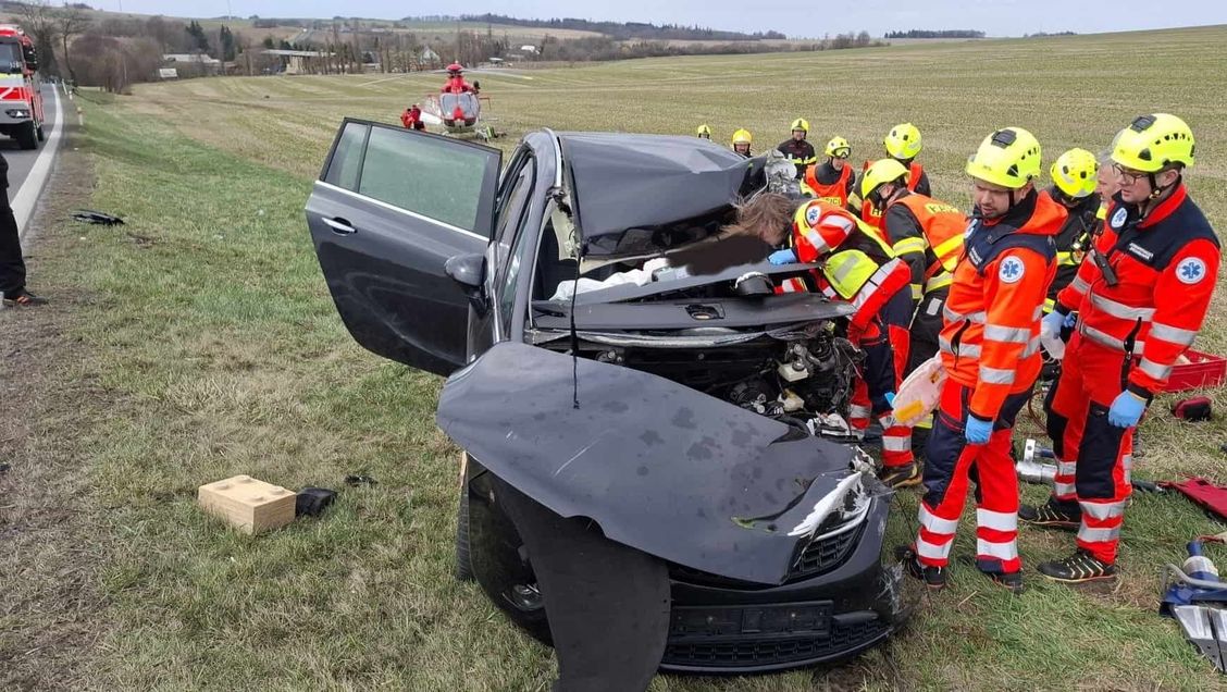 Vážná dopravní nehoda vyžádala rychlý zásah IZS | hasici.cz