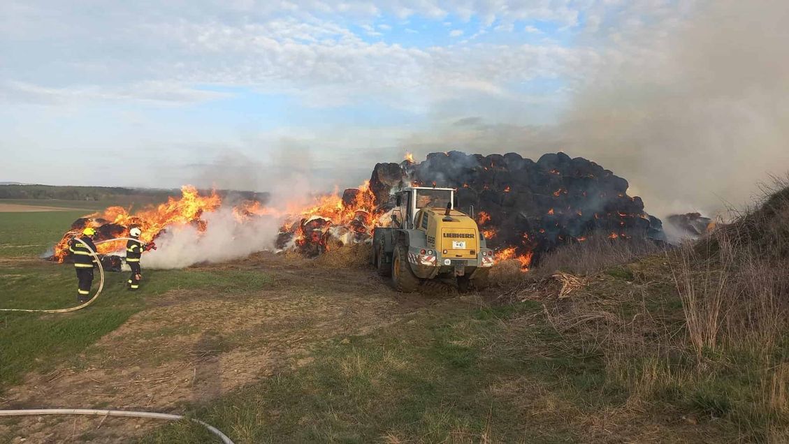 Požár stohu zaměstnal hasiče na dlouhé hodiny | hasici.cz