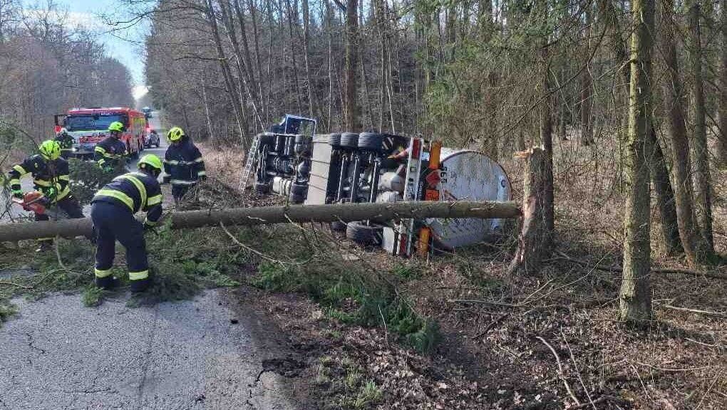 Nepředvídatelná nehoda zastavila provoz a vyžádala zásah IZS | hasici.cz