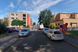 Nevídaný případ znásilnění. Pachatel si sedl k ženě do auta, když čekala před školou na syna - Novinky