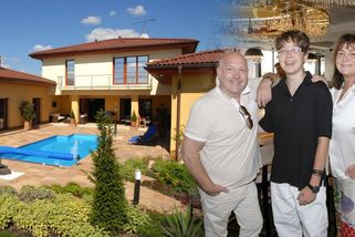 Michal David žije s manželkou a vnukem v domě plném luxusu. Mají v něm bazén i wellness