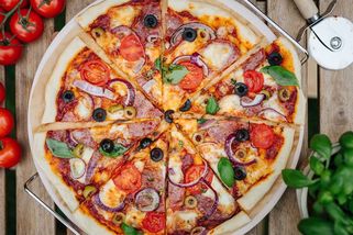 Pizza na grilu ze čtyř ingrediencí - Proženy.cz