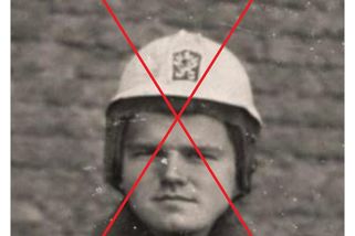 Na starém snímku v uniformě VB není Petr Pavel