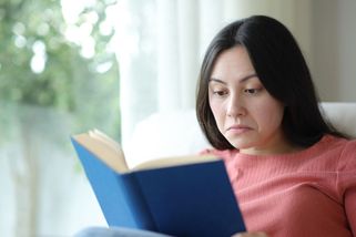 Američanka odmaturovala, aniž by uměla číst a psát. Nyní školu žaluje - Novinky