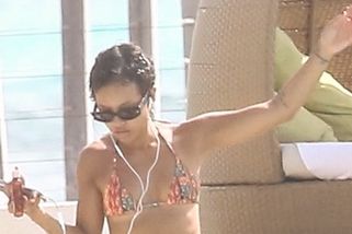 Mini plavky odhalily opravdu hodně. Karrueche Tran ukázala tělo v bikinách. Lidi ale zaujala věc, která je znechutila - Super.cz