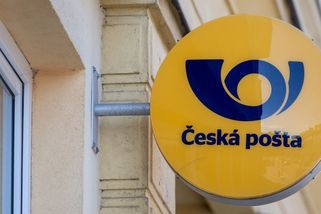 Konec donášky důchodů až domů? Česká pošta se ozvala proti podmínkám, problém řeší politici