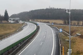 Tohle už vypadá jen jako kasírování peněz. Úsek D4 před Pískem označují řidiči za past - Novinky
