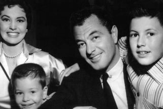 Bohatství drží senioři, mladí za to platí - Médium.cz