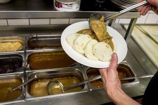 Obědy znovu zdražily. Restauratéři se brání, že zvedat ceny musí - Novinky