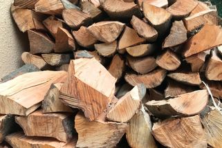 Karel topí dřevem a neplatí za to ani korunu. Vysvětlil, jak to dělá