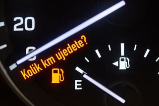 Kolik kilometrů stihnete ještě ujet, když se vám rozsvítí oranžová kontrolka rezervy? Pozor, ať nemusíte na pumpu pěšky s kanystrem!