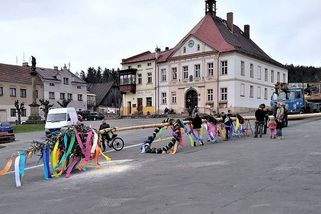 Nejvyšší májka v kraji dlouho nepřežila, postavili ji alespoň pomníček