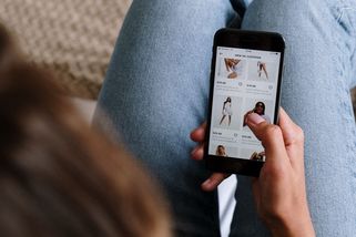 Víte, co si oblékáte? Nakupující se čím dál víc řídí udržitelností módy - Seznam Zprávy