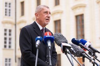 Nová vláda: Chceme platby hotovostí do Ústavy - Novinky