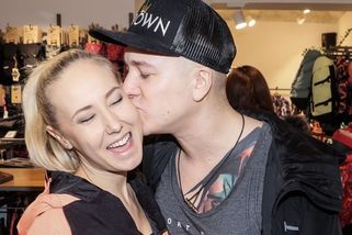 První sex až po osmnáctých narozeninách. Aby to Grossová vydržela, měla slíbené auto!