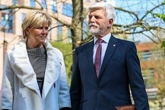 Lilie pro prezidenta. Podívejte se na výrobu daru před jeho návštěvou Litomyšle