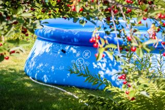 Sousedův nafukovací bazén vám může zničit celou zahradu na několik měsíců