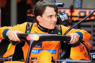 FORMULE ONLINE: Kolize ještě před závodem. Piastri v domácím Melbourne boural už před nájezdem na start - Sport.cz