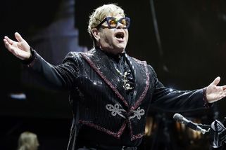 Zpěvák Elton John přišel o zrak - Novinky