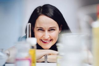 Nechtěla, aby její kosmetika byla jen sbírkou voňavých vodiček. Vsadila na vědu