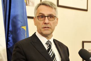 Že se ohnete před parlamentním fašistickým hnutím,...