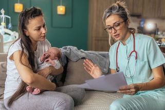 Jak přežít šestinedělí? Pomůže novinka v péči: Návštěva porodní asistentky hrazená zdravotní pojišťovnou