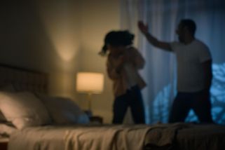 Mladík podle soudu schválně pustil pětiměsíčního syna z výšky na zem. Spolu s týráním a znásilněním mu to vyneslo 6,5 roku - Novinky