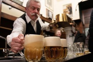 Přiznané a nezdaněné. ANO plánuje legalizovat spropitné, ekonomové nesouhlasí - Novinky