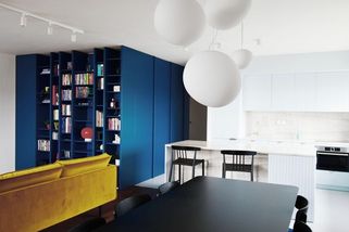 Novou chloubou pražského bytu je tyrkysová kostka