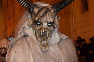 Pekelný průvod krampusáků ovládl Znojmo. Zábavu plnou děsu zajistilo 90 postav