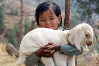 Žena kmene Nyinba je manželkou nejen svému muži, ale i všem jeho bratrům. Žijí společně - Médium.cz