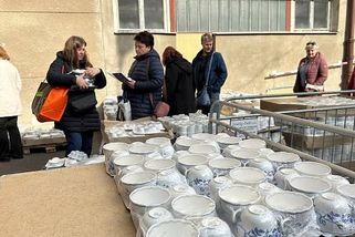 Přišli pro hrníčky, odešli s plnou taškou. O výprodej porcelánu byl v Dubí zájem