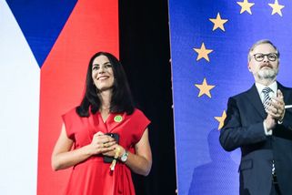 Kolegové děkují Fialovi, podle Pekarové Adamové byl nejlepší premiér v novodobé historii - Echo24.cz