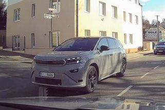 Škoda Peaq přistižena v provozu, největší škodovka umí klamat tělem