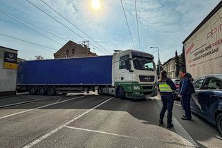 Indický řidič slovenského kamionu zatarasil v Pardubicích silnici, vycouvat mu musel kolega - Novinky