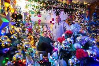 FOTO: Na WC i v ložnici. Manželé z Německa trhají rekordy v počtu ozdobených stromků - Novinky