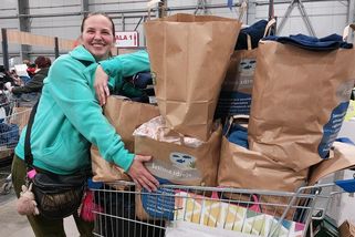 „Nechala jsem se strhnout šílenstvím.“ Obří výprodej láká davy z celé země - Seznam Zprávy