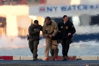 Fotky: Maduro v poutech. Ozbrojení policisté ho vedou k soudu - Seznam Zprávy