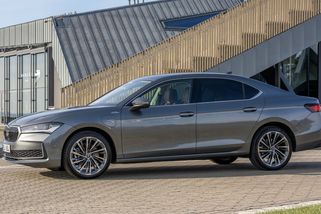 Nejsilnější spalovací Škodovka už nemá dvoulitr. Tohle je nový král Superbu, který vystřelí na 100 km/h za 7 vteřin - MOTORVIZE.cz