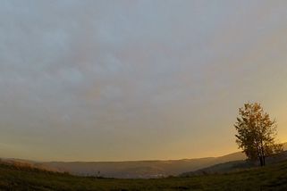 Daň za léto pod mrakem: Nižší výroba solárů, vyšší víkendové ceny - Seznam Zprávy